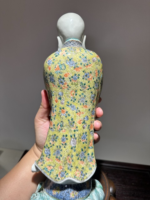 古玩陶瓷五彩花卉紋羅漢瓷塑雕像真品鑒賞圖