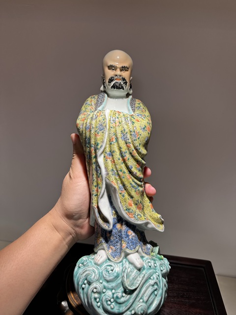 古玩陶瓷五彩花卉紋羅漢瓷塑雕像真品鑒賞圖
