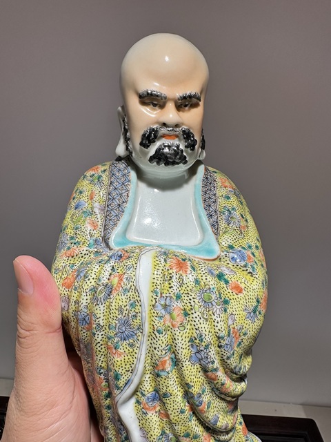 古玩陶瓷五彩花卉紋羅漢瓷塑雕像真品鑒賞圖