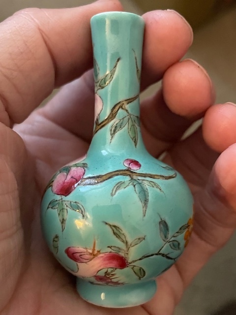 古玩陶瓷桃紋粉彩天球瓶真品鑒賞圖
