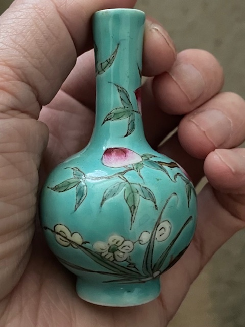 古玩陶瓷桃紋粉彩天球瓶真品鑒賞圖