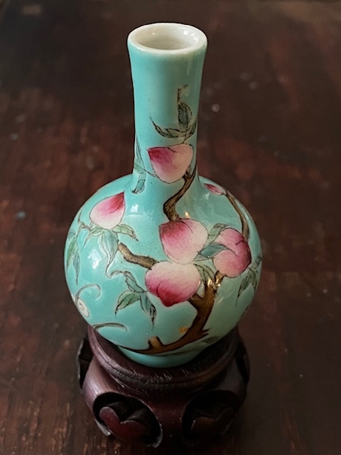 古玩陶瓷桃紋粉彩天球瓶真品鑒賞圖