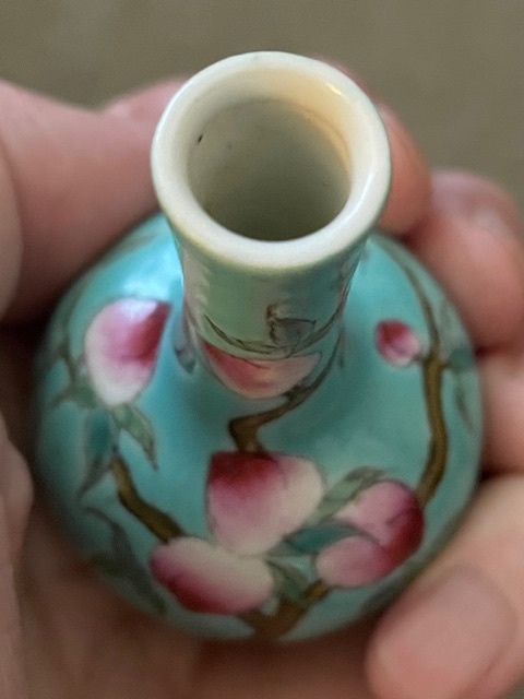 古玩陶瓷桃紋粉彩天球瓶真品鑒賞圖