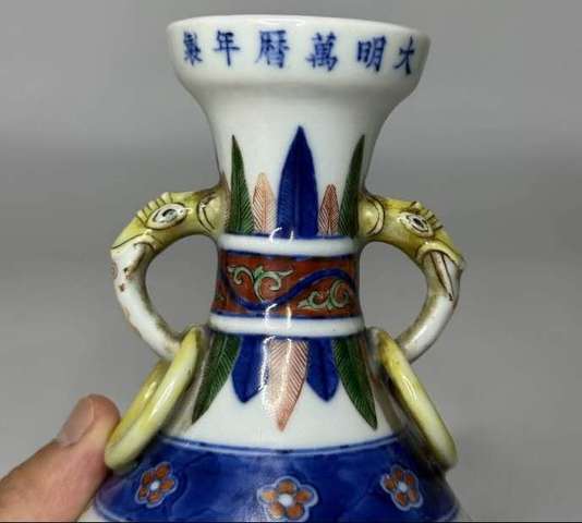 古玩陶瓷青花五彩龍紋瓶真品鑒賞圖
