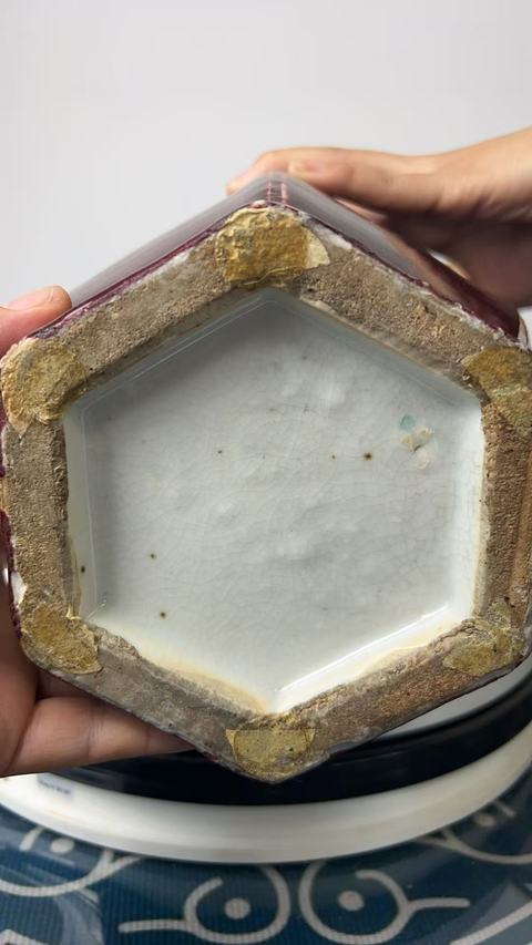 古玩陶瓷紅釉六方瓶真品鑒賞圖