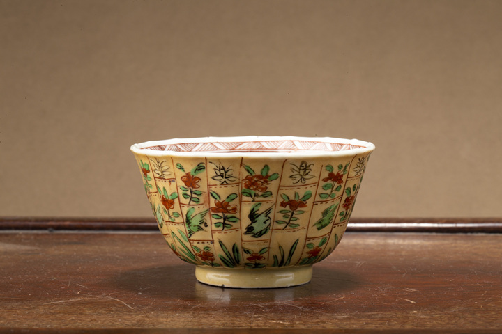 古玩陶瓷清康熙·米黃釉青花五彩花鳥紋花口杯真品鑒賞圖
