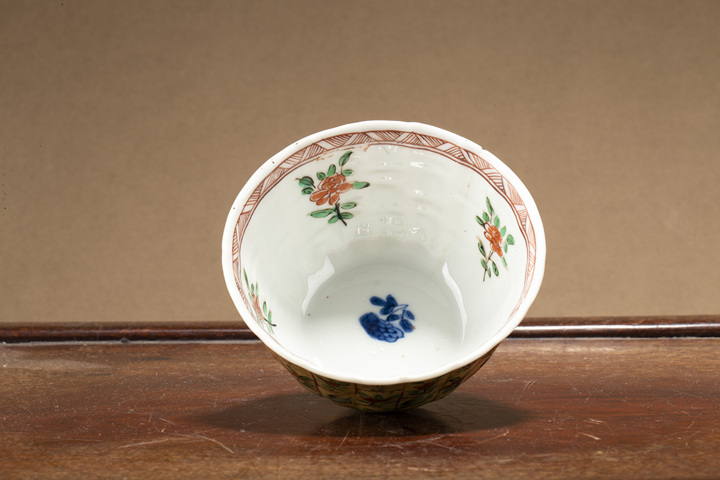 古玩陶瓷清康熙·米黃釉青花五彩花鳥紋花口杯真品鑒賞圖