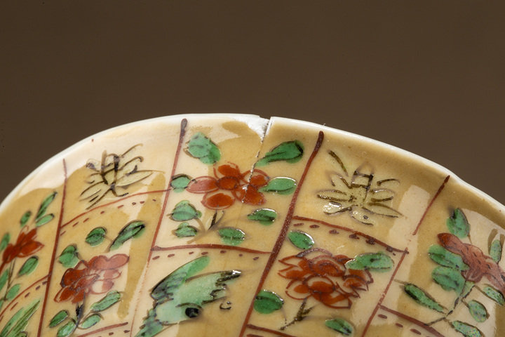 古玩陶瓷清康熙·米黃釉青花五彩花鳥紋花口杯真品鑒賞圖