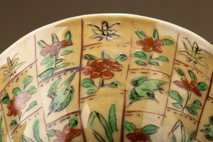 古玩陶瓷清康熙·米黃釉青花五彩花鳥紋花口杯真品鑒賞圖