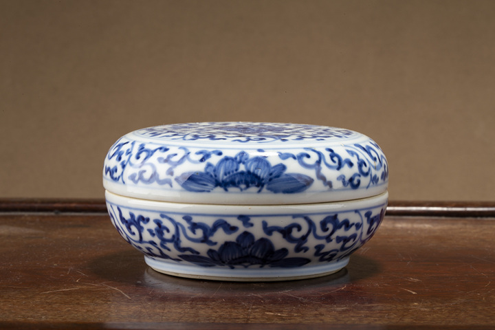 古玩陶瓷清康熙·青花纏枝花卉紋印盒真品鑒賞圖