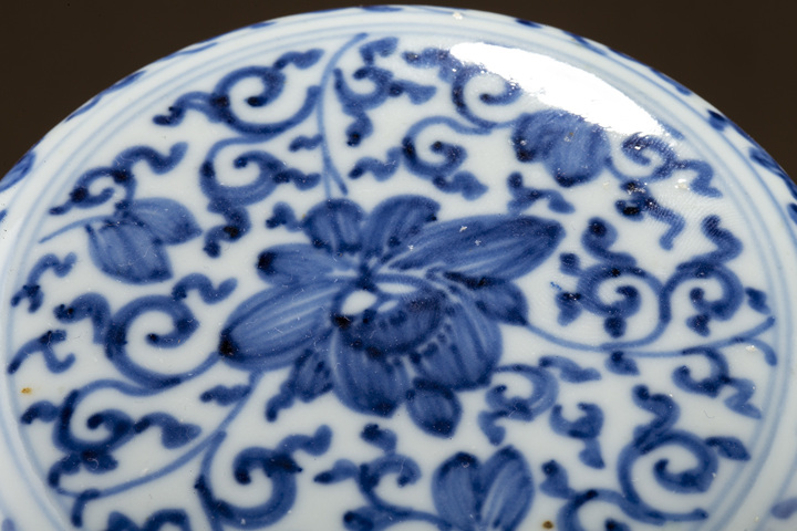 古玩陶瓷清康熙·青花纏枝花卉紋印盒真品鑒賞圖