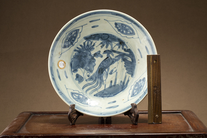 古玩陶瓷明萬歷·青花鳳凰牡丹紋盤真品鑒賞圖