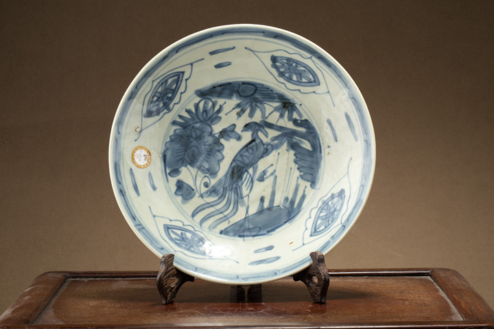 古玩陶瓷明萬歷·青花鳳凰牡丹紋盤真品鑒賞圖