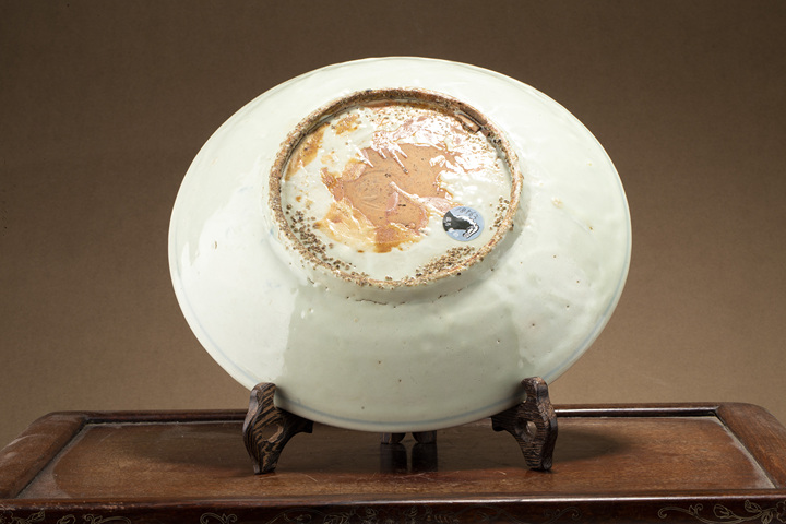 古玩陶瓷明萬歷·青花鳳凰牡丹紋盤真品鑒賞圖