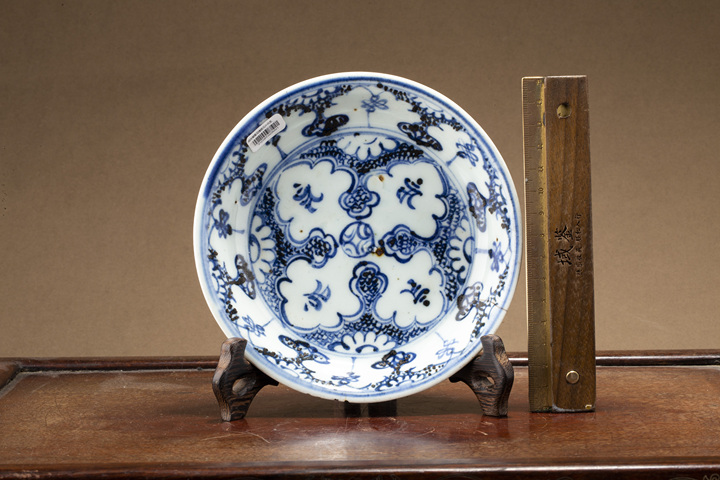 古玩陶瓷明中·青花披肩瓔珞梵文盤真品鑒賞圖