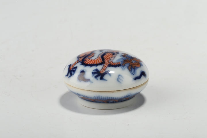 古玩陶瓷民國·青花礬紅龍紋牛眼盒真品鑒賞圖
