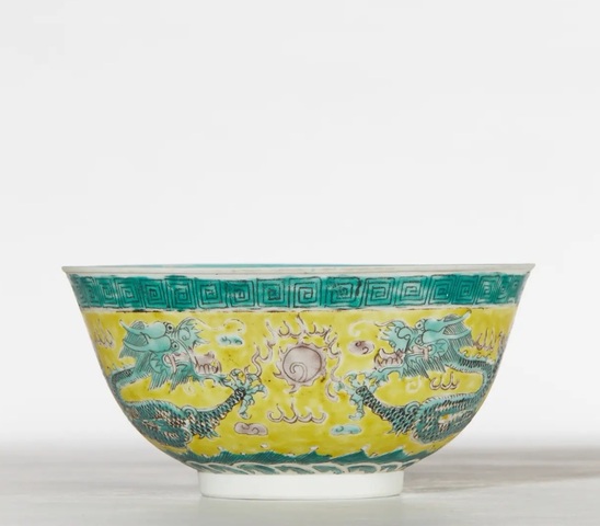古玩陶瓷黃地素三彩雙龍戲珠紋碗真品鑒賞圖