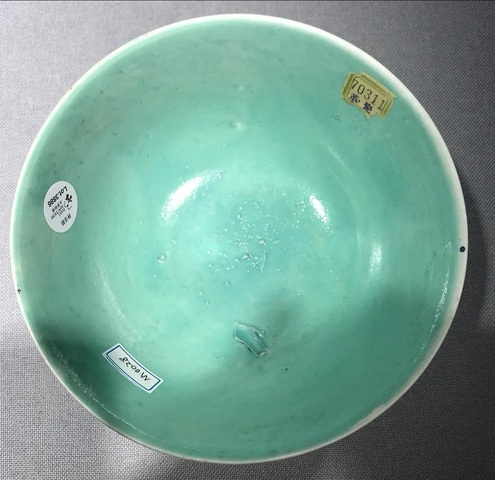 古玩陶瓷黃地素三彩雙龍戲珠紋碗真品鑒賞圖