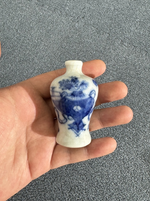 古玩陶瓷晚清哥釉青花梅瓶型鼻煙壺真品鑒賞圖