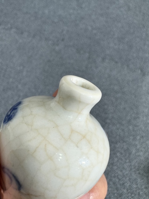 古玩陶瓷晚清哥釉青花梅瓶型鼻煙壺真品鑒賞圖