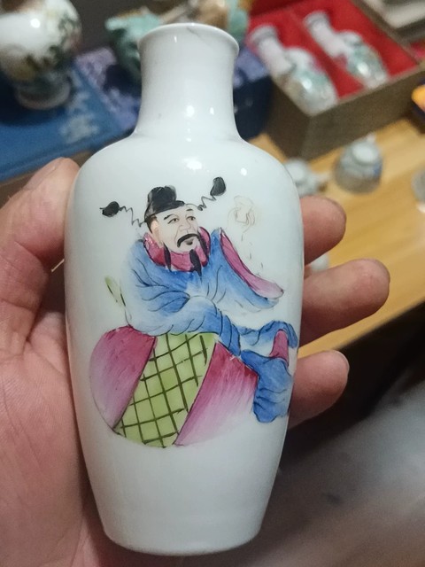古玩陶瓷人物紋粉彩瓶真品鑒賞圖