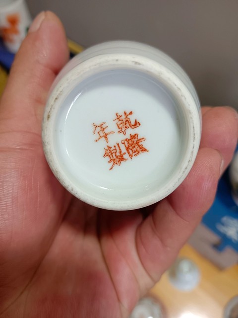 古玩陶瓷人物紋粉彩瓶真品鑒賞圖