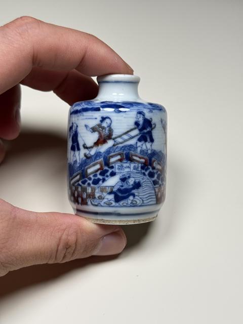 古玩陶瓷青花釉里紅人物故事紋鼻煙壺真品鑒賞圖