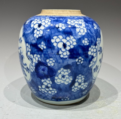 古玩陶瓷青花留白冰梅紋開光博古圖罐真品鑒賞圖
