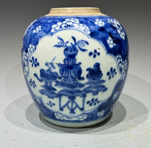 古玩陶瓷青花留白冰梅紋開光博古圖罐真品鑒賞圖