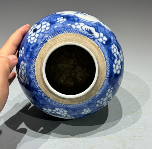 古玩陶瓷青花留白冰梅紋開光博古圖罐真品鑒賞圖
