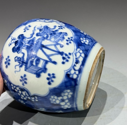 古玩陶瓷青花留白冰梅紋開光博古圖罐真品鑒賞圖