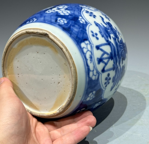 古玩陶瓷青花留白冰梅紋開光博古圖罐真品鑒賞圖