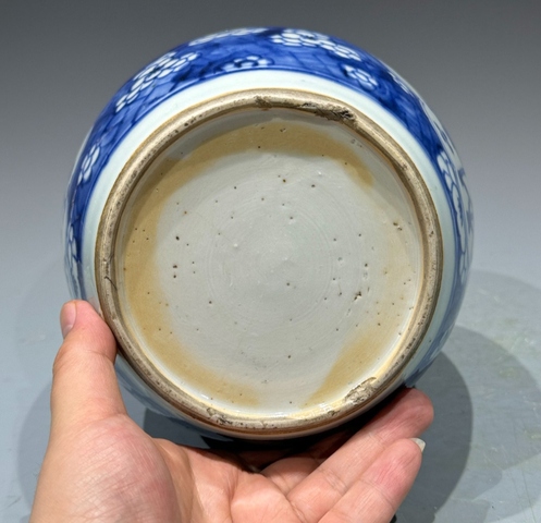 古玩陶瓷青花留白冰梅紋開光博古圖罐真品鑒賞圖