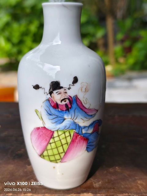 古玩陶瓷人物紋粉彩瓶真品鑒賞圖