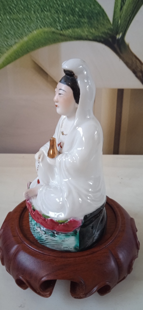 古玩陶瓷粉彩觀音造像真品鑒賞圖