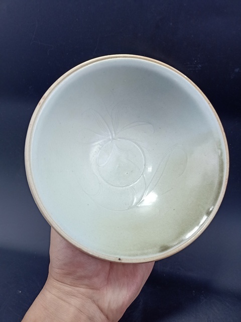 古玩陶瓷【館藏級精品】宋代:青白釉內劃萱草外刻仰蓮紋碗【頂級釉水】【收藏價值比較高】拍賣，當前價格0元