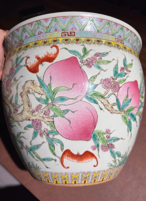 古玩陶瓷桃蝠紋粉彩缸真品鑒賞圖