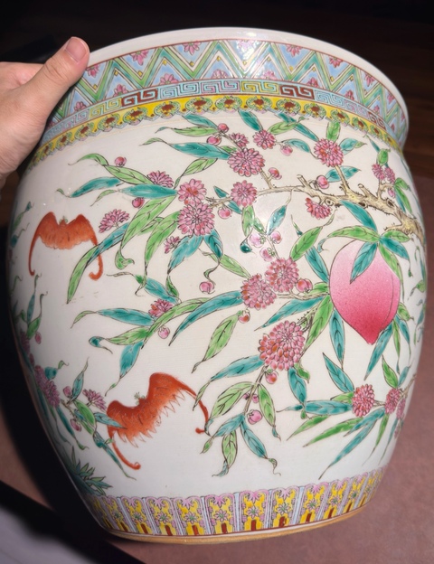 古玩陶瓷桃蝠紋粉彩缸真品鑒賞圖