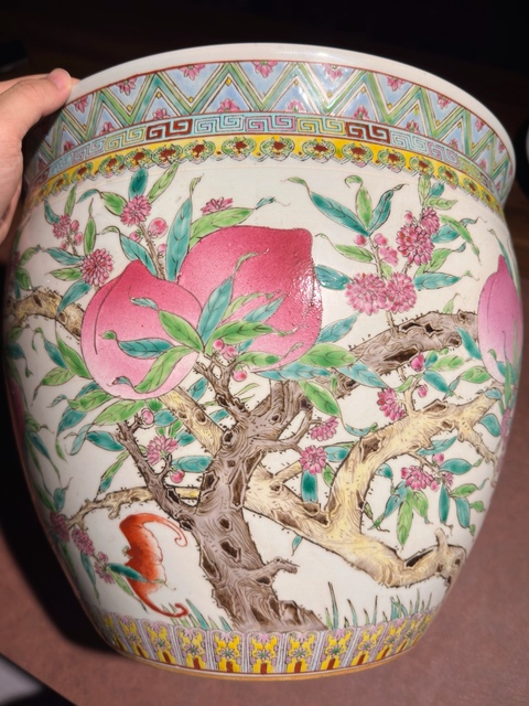 古玩陶瓷桃蝠紋粉彩缸真品鑒賞圖