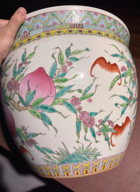 古玩陶瓷桃蝠紋粉彩缸真品鑒賞圖