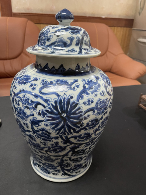 古玩陶瓷花卉紋青花罐真品鑒賞圖