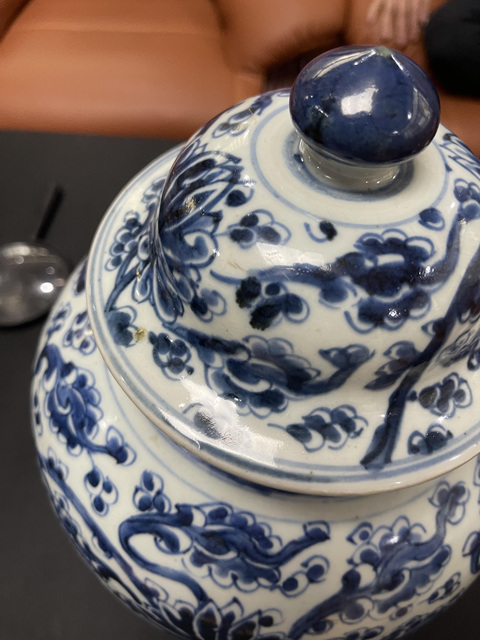 古玩陶瓷花卉紋青花罐真品鑒賞圖