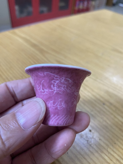 古玩陶瓷民國(guó)胭脂紅軋道龍紋馬蹄杯真品鑒賞圖