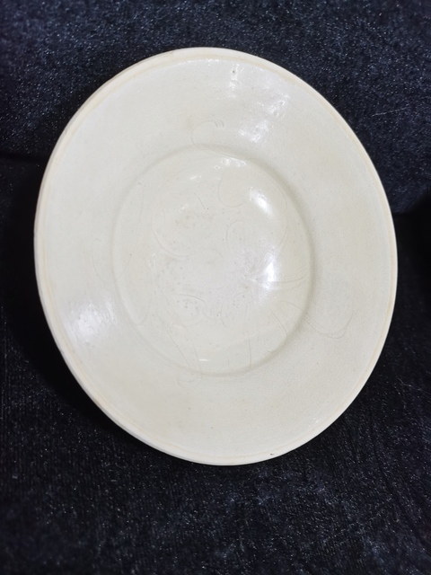 古玩陶瓷南定刻萱草紋折腰盤真品鑒賞圖