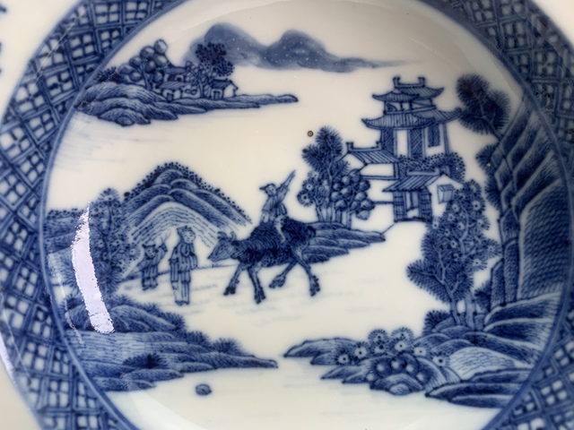 古玩陶瓷清乾隆·青花牧牛童子山水風(fēng)景紋盤(pán)拍賣(mài),當(dāng)前價(jià)格126元