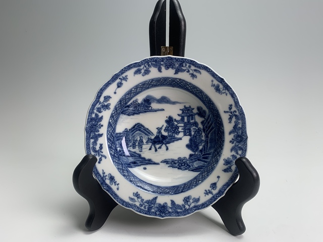 古玩陶瓷清乾隆·青花牧牛童子山水風(fēng)景紋盤(pán)拍賣(mài),當(dāng)前價(jià)格126元