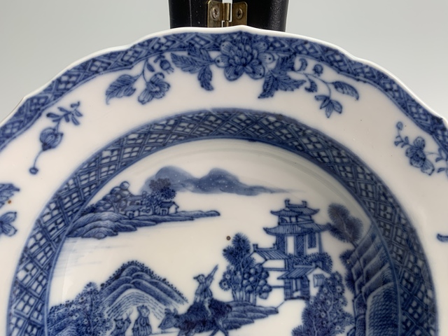 古玩陶瓷清乾隆·青花牧牛童子山水風(fēng)景紋盤(pán)拍賣(mài),當(dāng)前價(jià)格126元