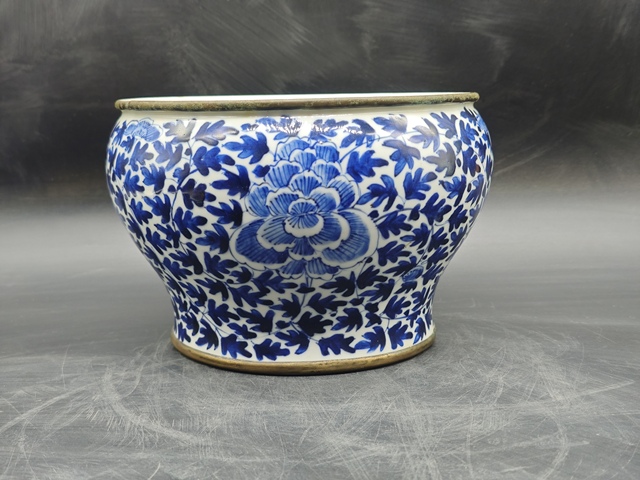 古玩陶瓷青花纏枝花紋馬蹄尊真品鑒賞圖