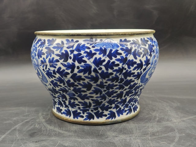 古玩陶瓷青花纏枝花紋馬蹄尊真品鑒賞圖