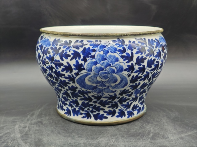 古玩陶瓷青花纏枝花紋馬蹄尊真品鑒賞圖